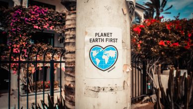 Folleto en columna que dice "Planet earth first"
