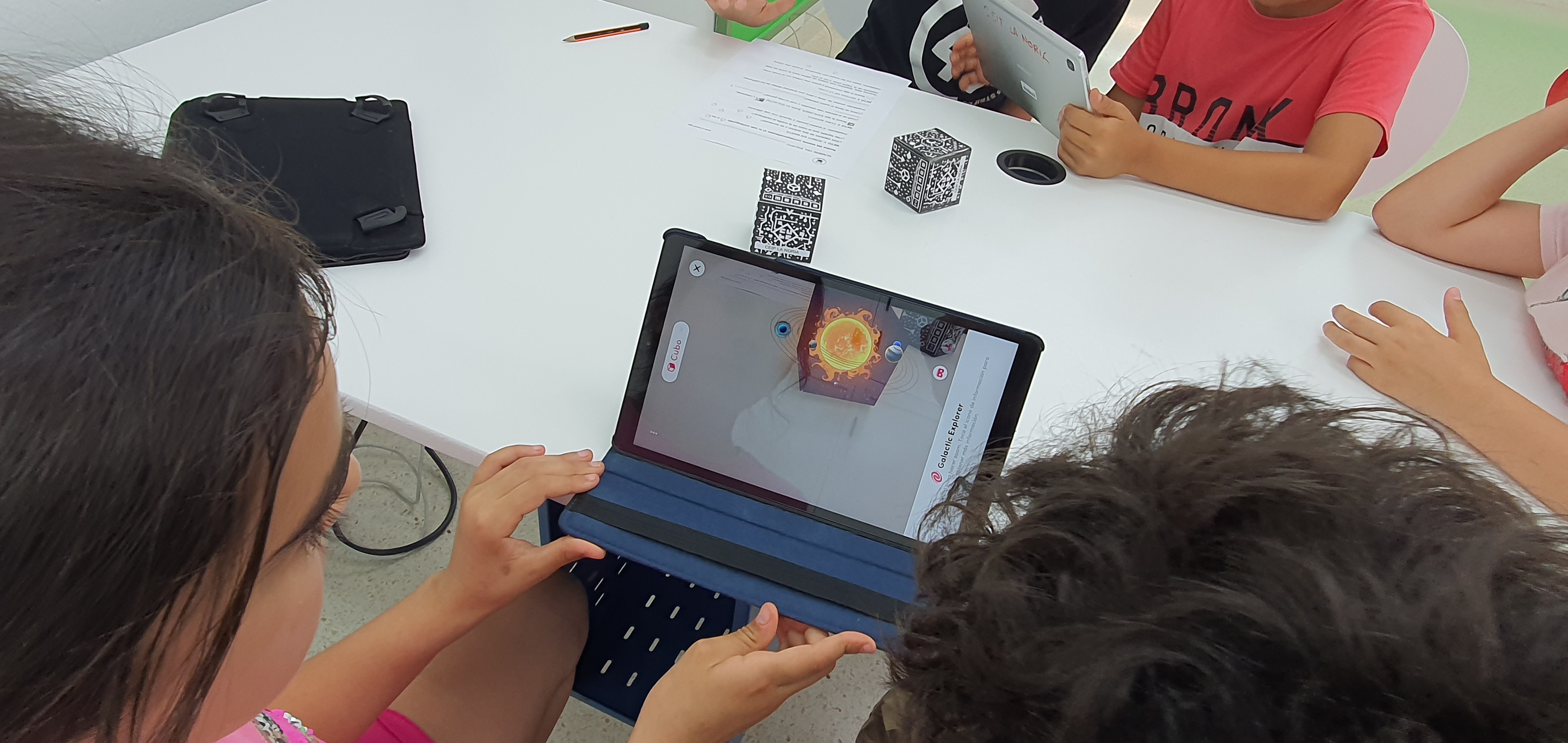Estudiantes utilizando realidad aumentada con Merge Object Viewer