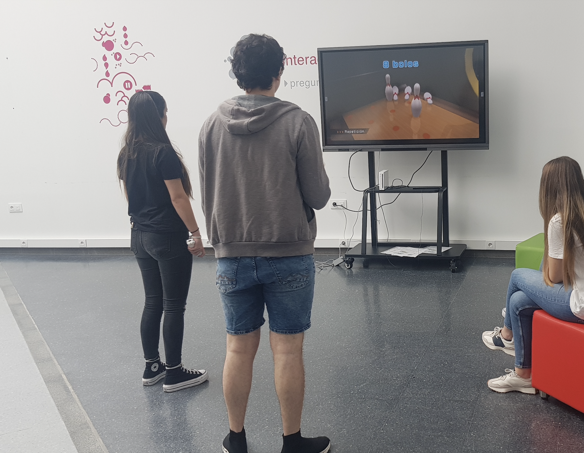 Estudiantes jugando a la Wii en la zona interactúa