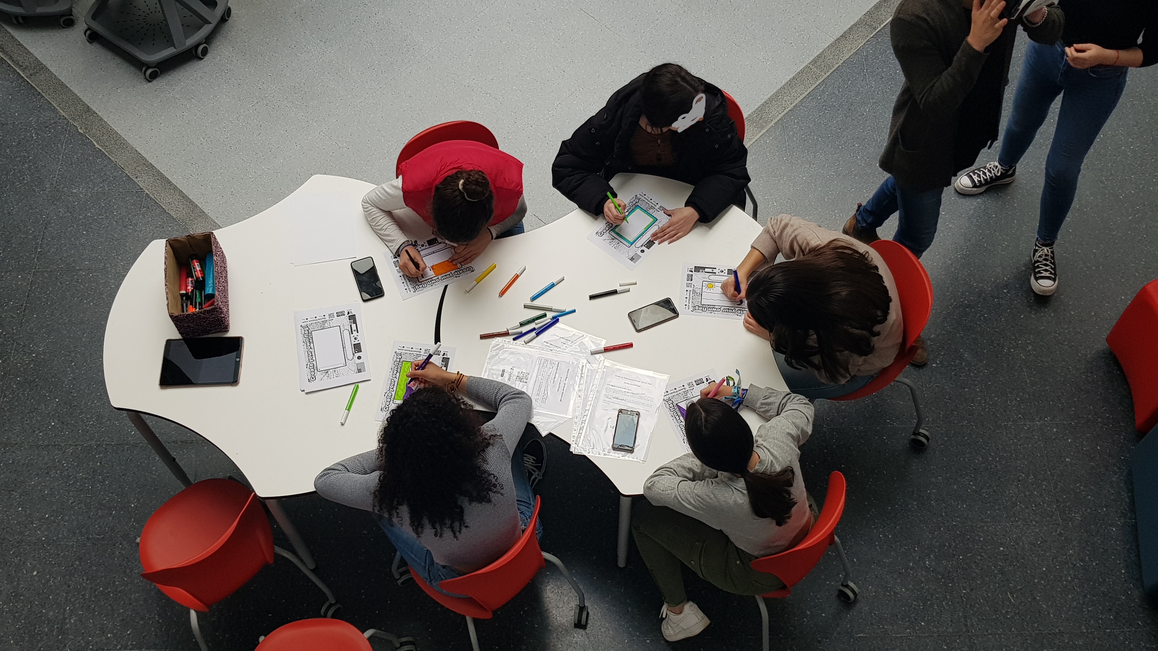 Estudiantes trabajando en una mesa reconfigurable