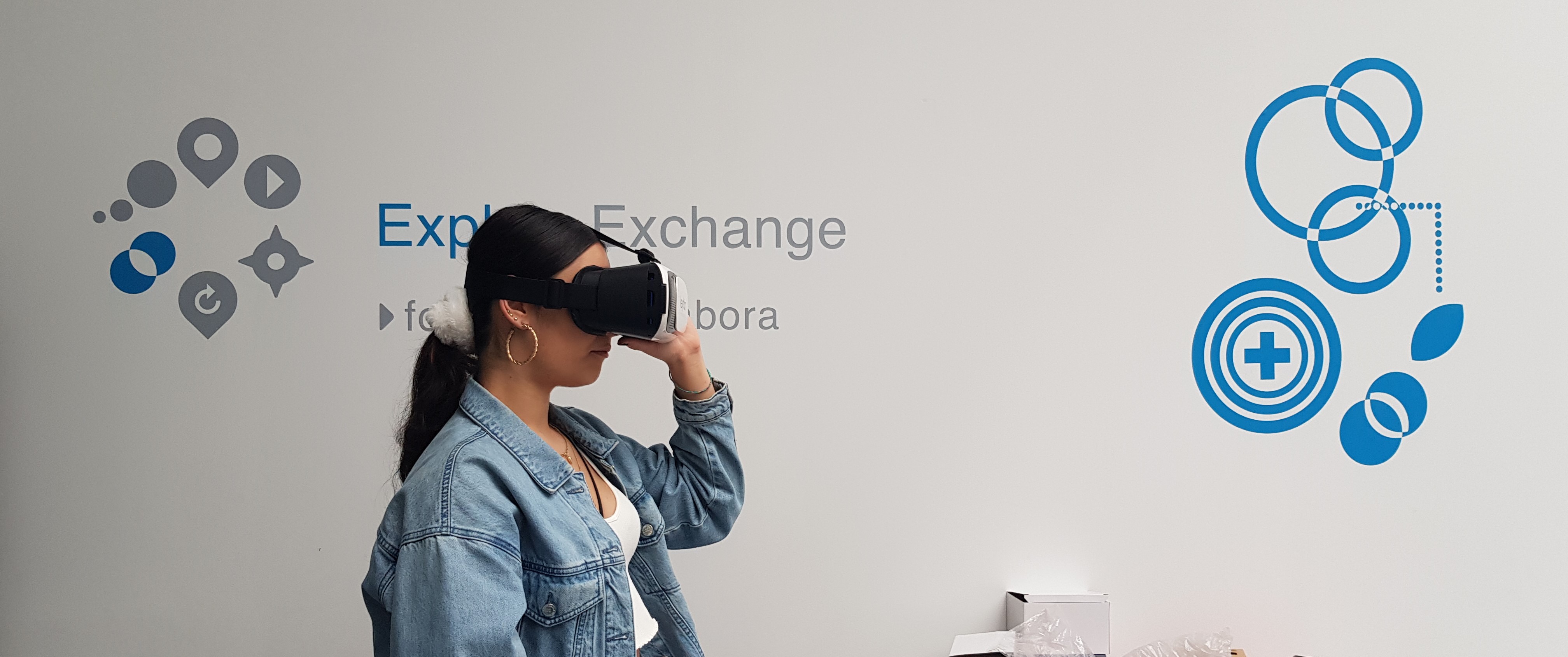 Alumna con gafas de realidad virtual en la zona explora