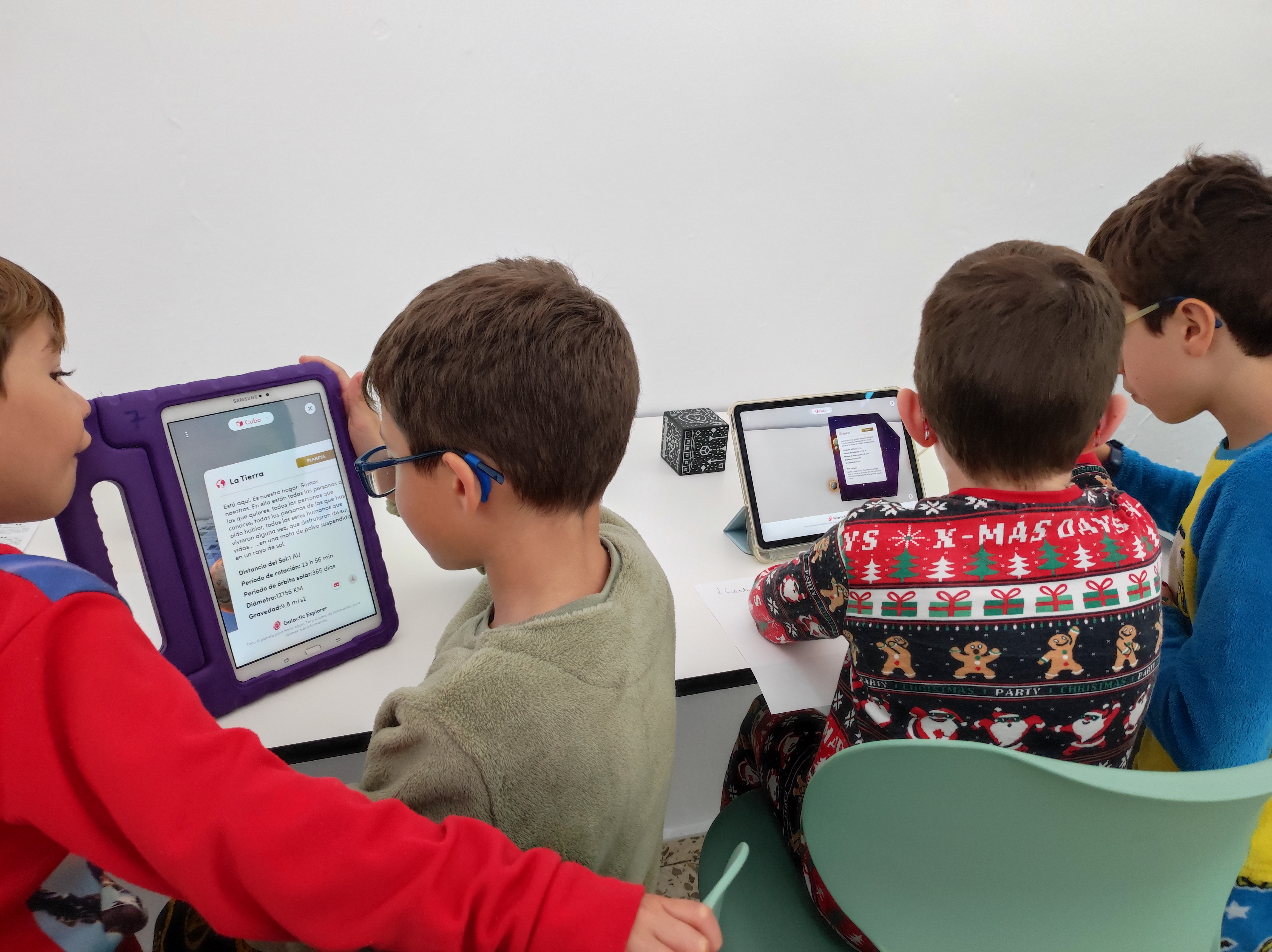 Estudiantes trabajando la realidad aumentada con la app Merge Object Viewer en las tablets