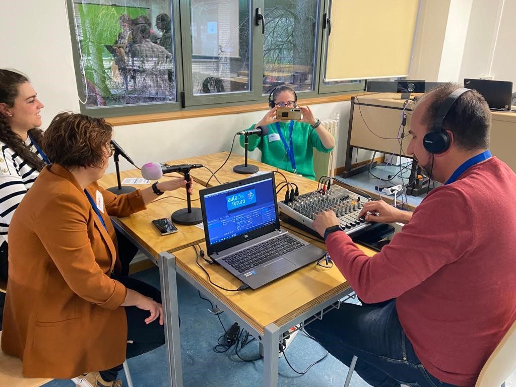 Personas hablando en una radio en la 1ª Jornada Aula del Futuro en el Centro Regional del Profesorado, Castilla la Mancha
