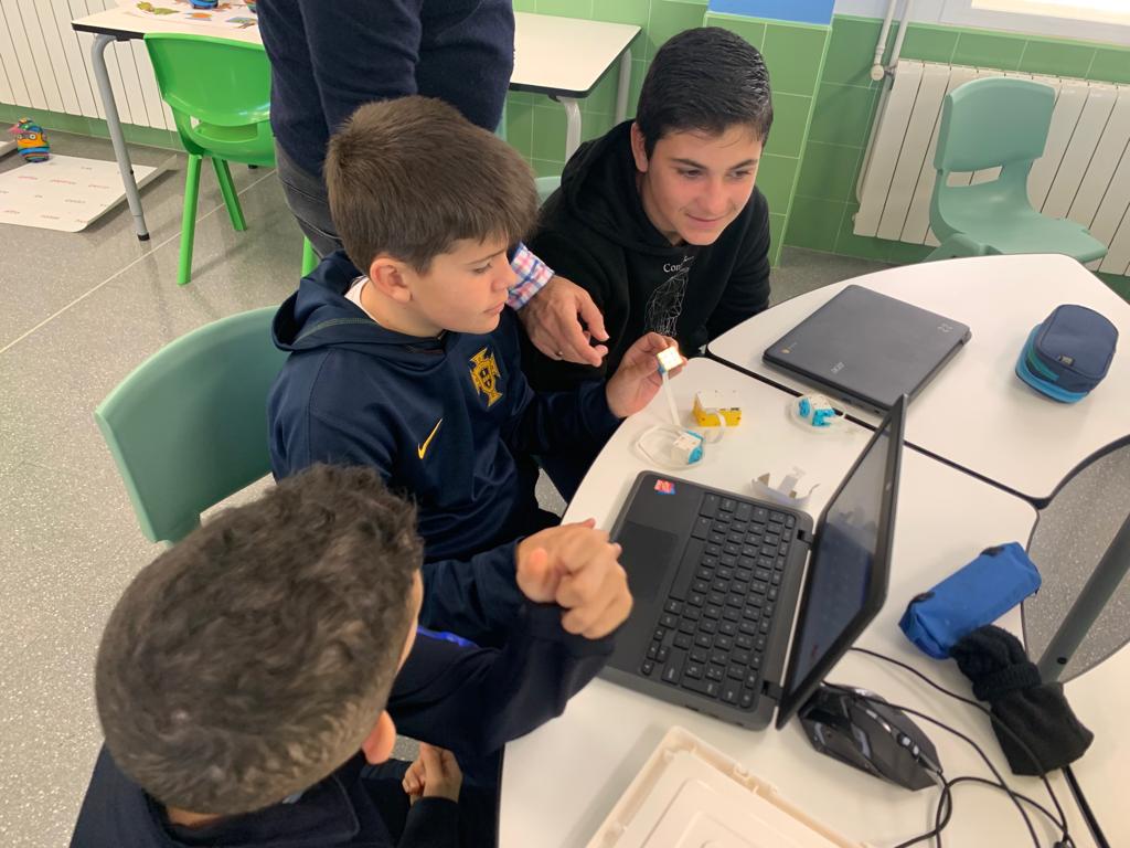 Alumnado trabajando con Lego Spike en el AdF del CEIP Miguel Delibes