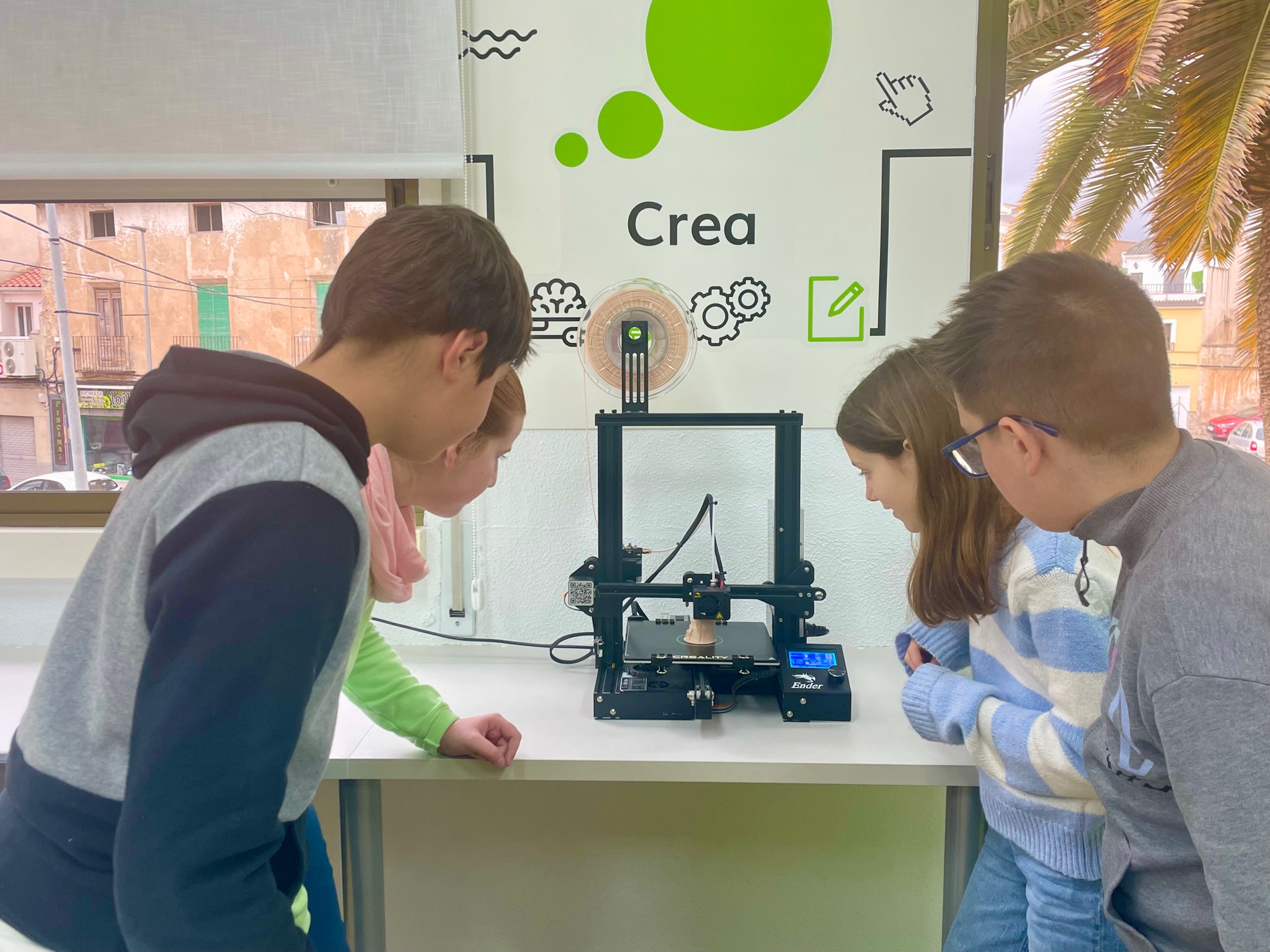 Alumnado observando el funcionamiento de la impresora 3D en la zona crea del AdF
