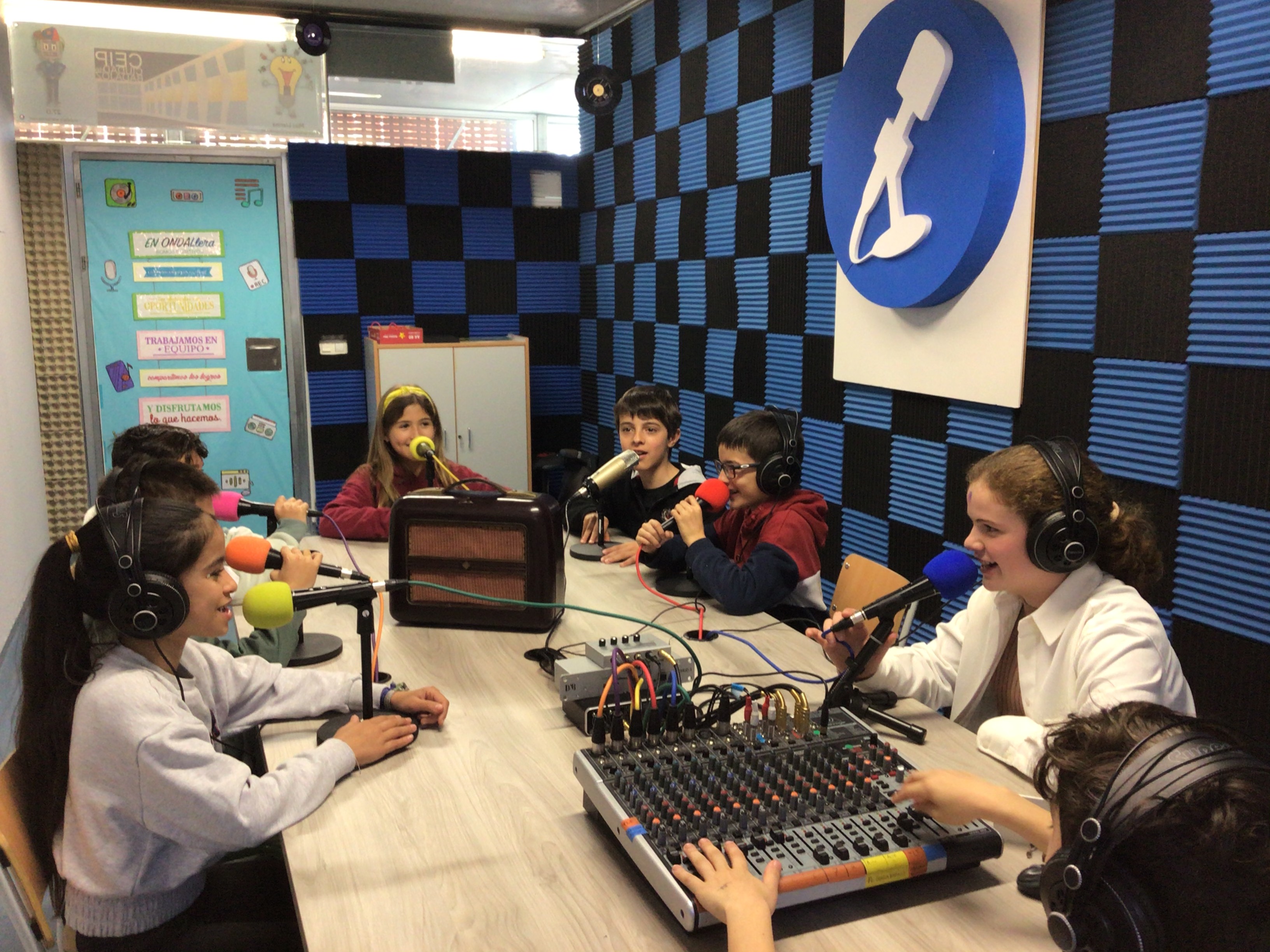 Alumnado en la Radio Educativa OndaLlera del CEIP Ciudad de Badajoz 