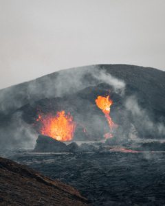 Volcán y lava