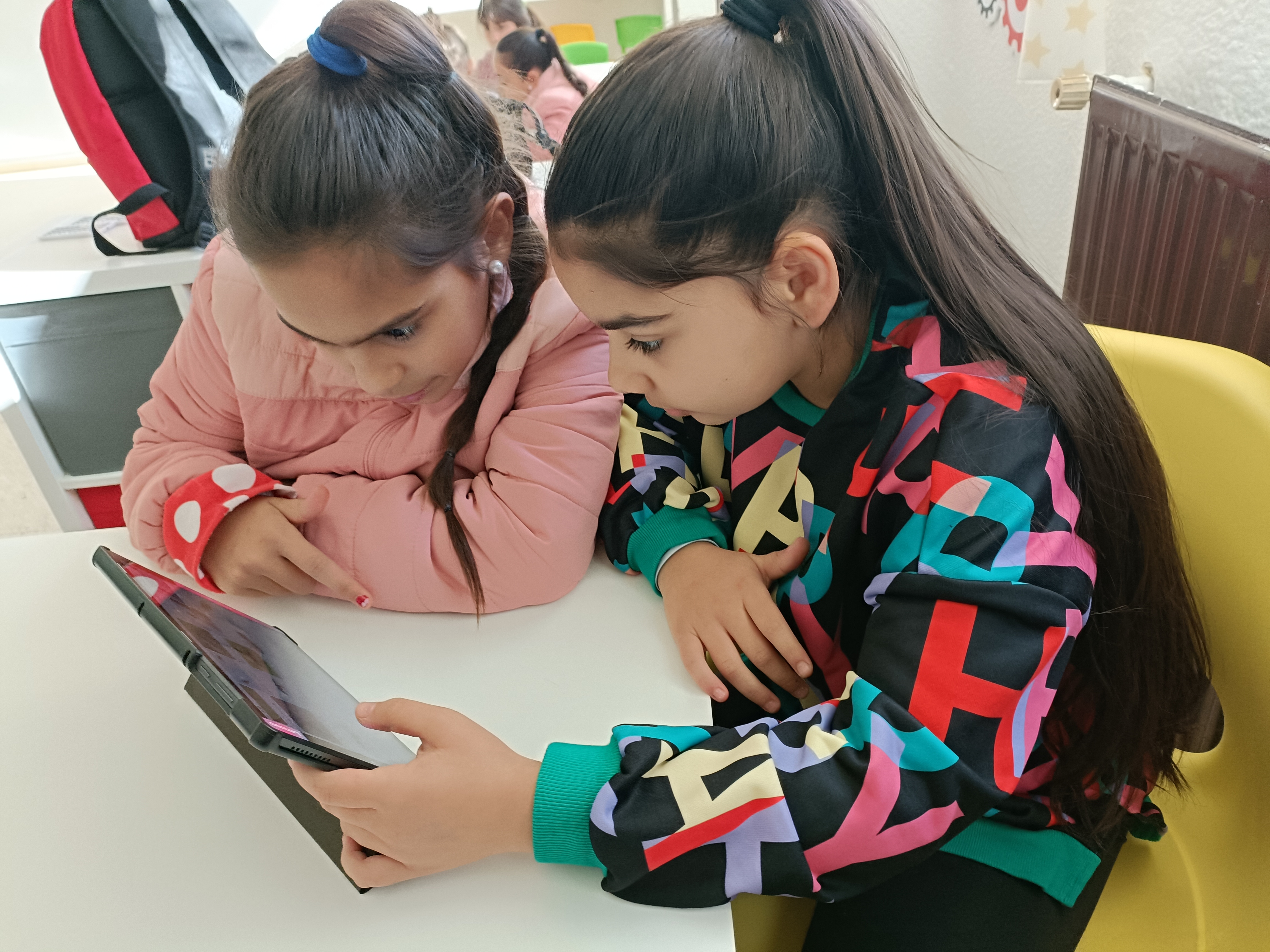 Dos alumnas utilizando Kahoot en la tablet