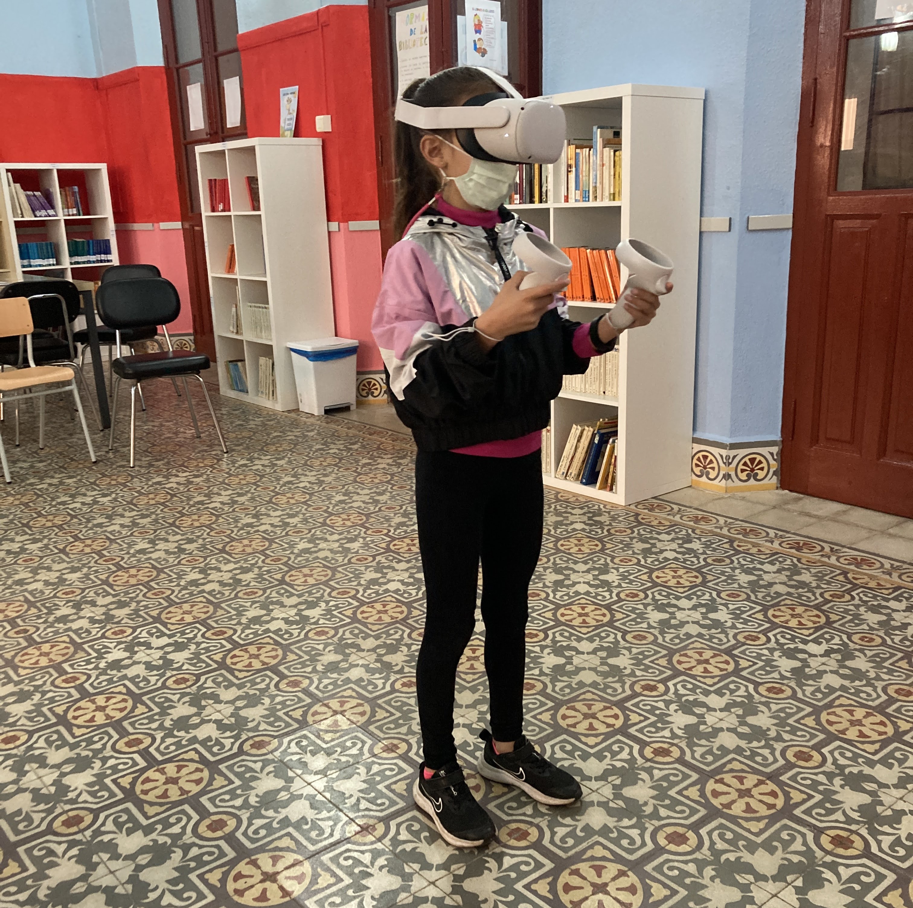 Alumna con gafas de realidad virtual