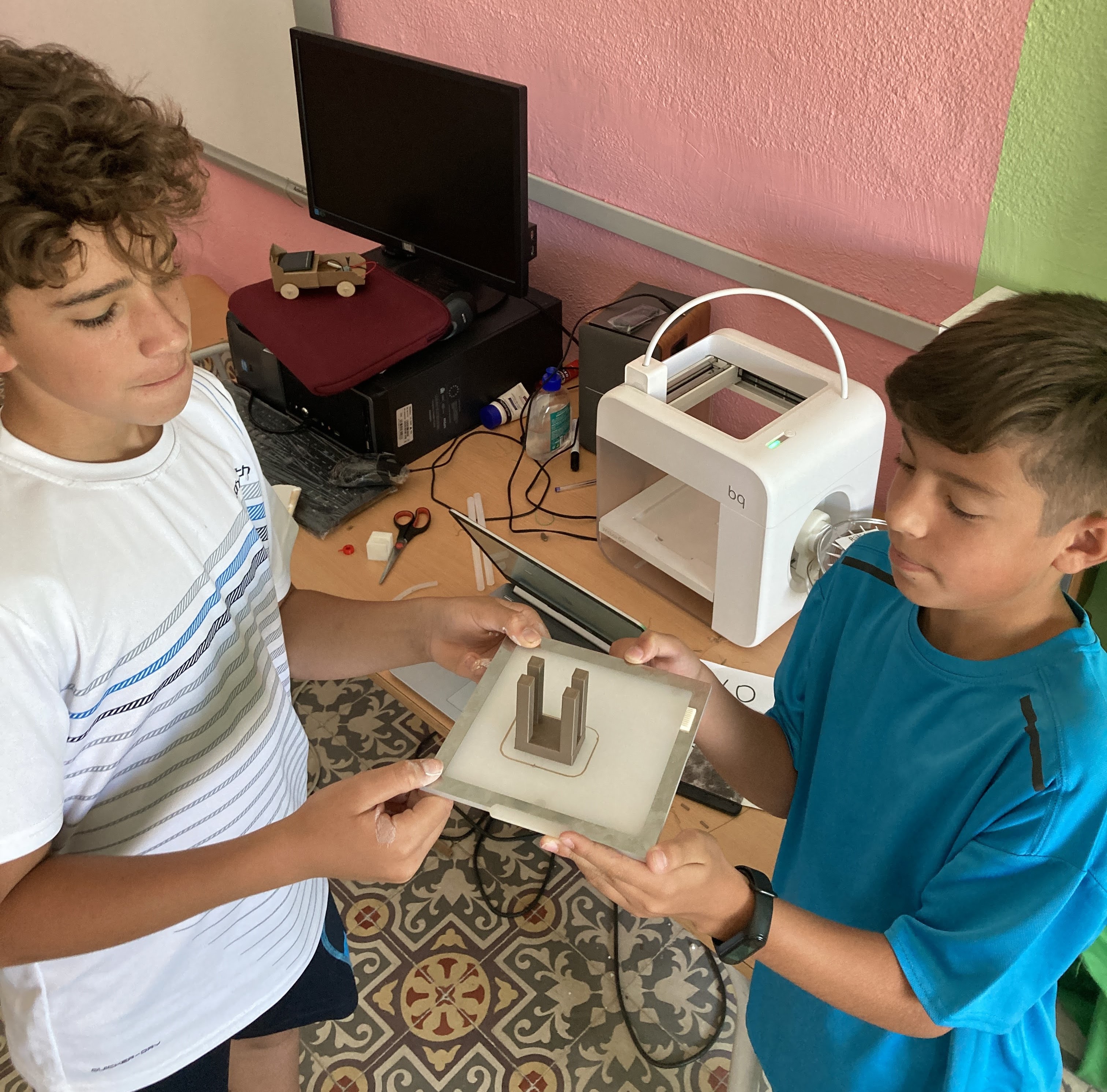 Dos alumnos utilizando la impresora 3D