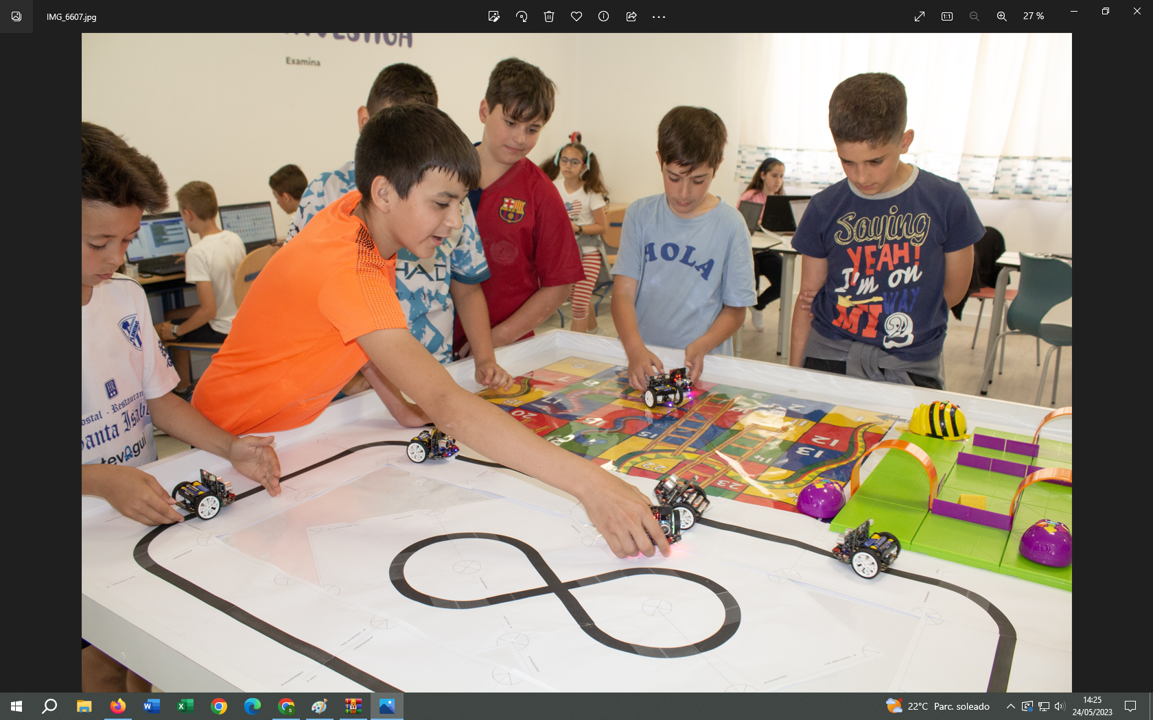 Estudiantes trabajando con robots maqueen