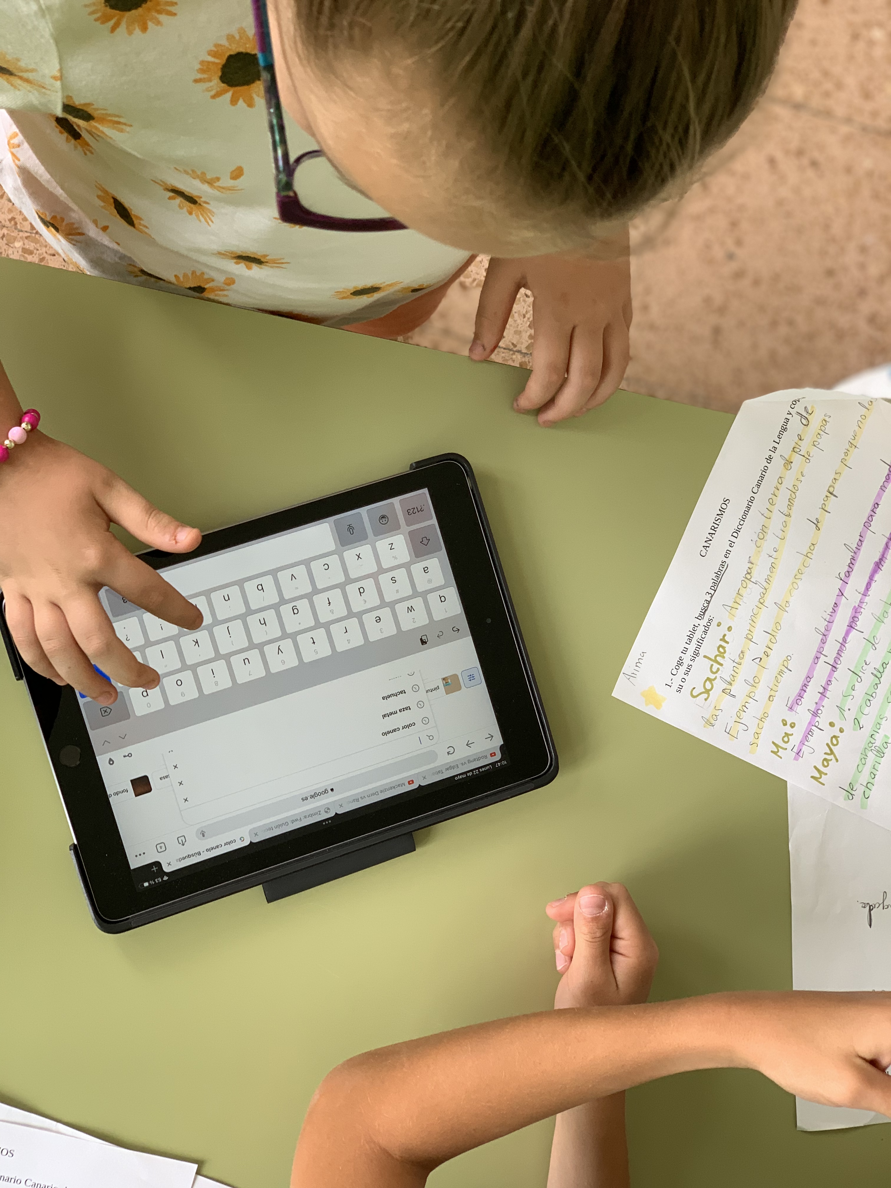 CEIP La Goleta - Alumnas investigando en un buscador de Internet en la tablet