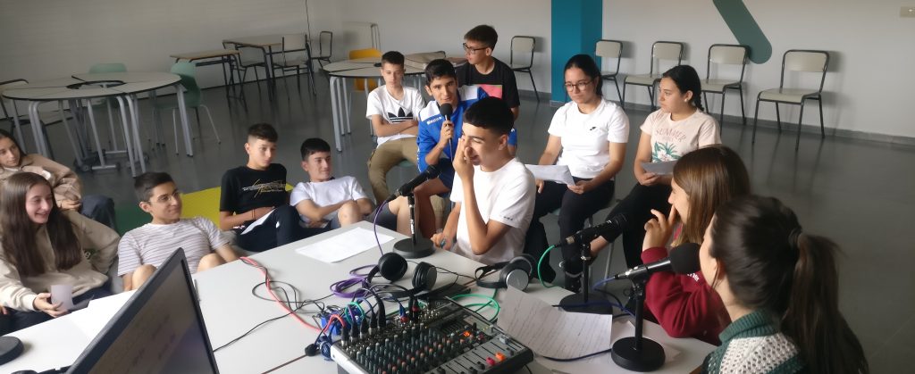 Estudiantes en la radio escolar