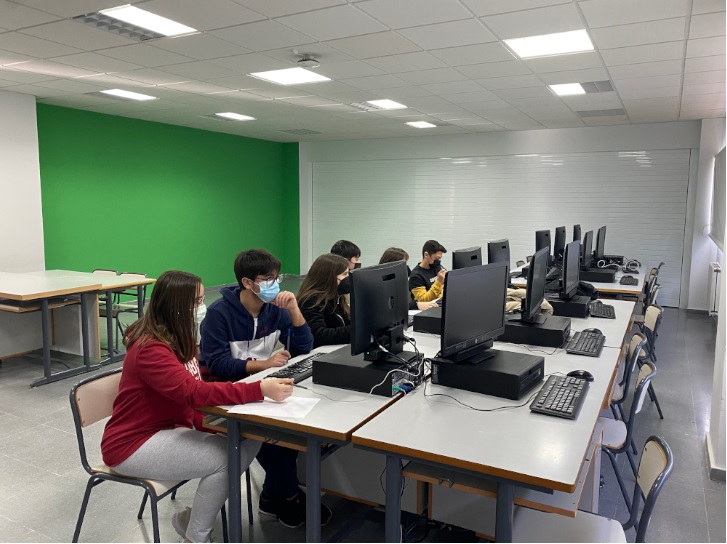 IESO Vía Dalmacia - Estudiantes trabajando en pareja con el portátil en la zona investiga