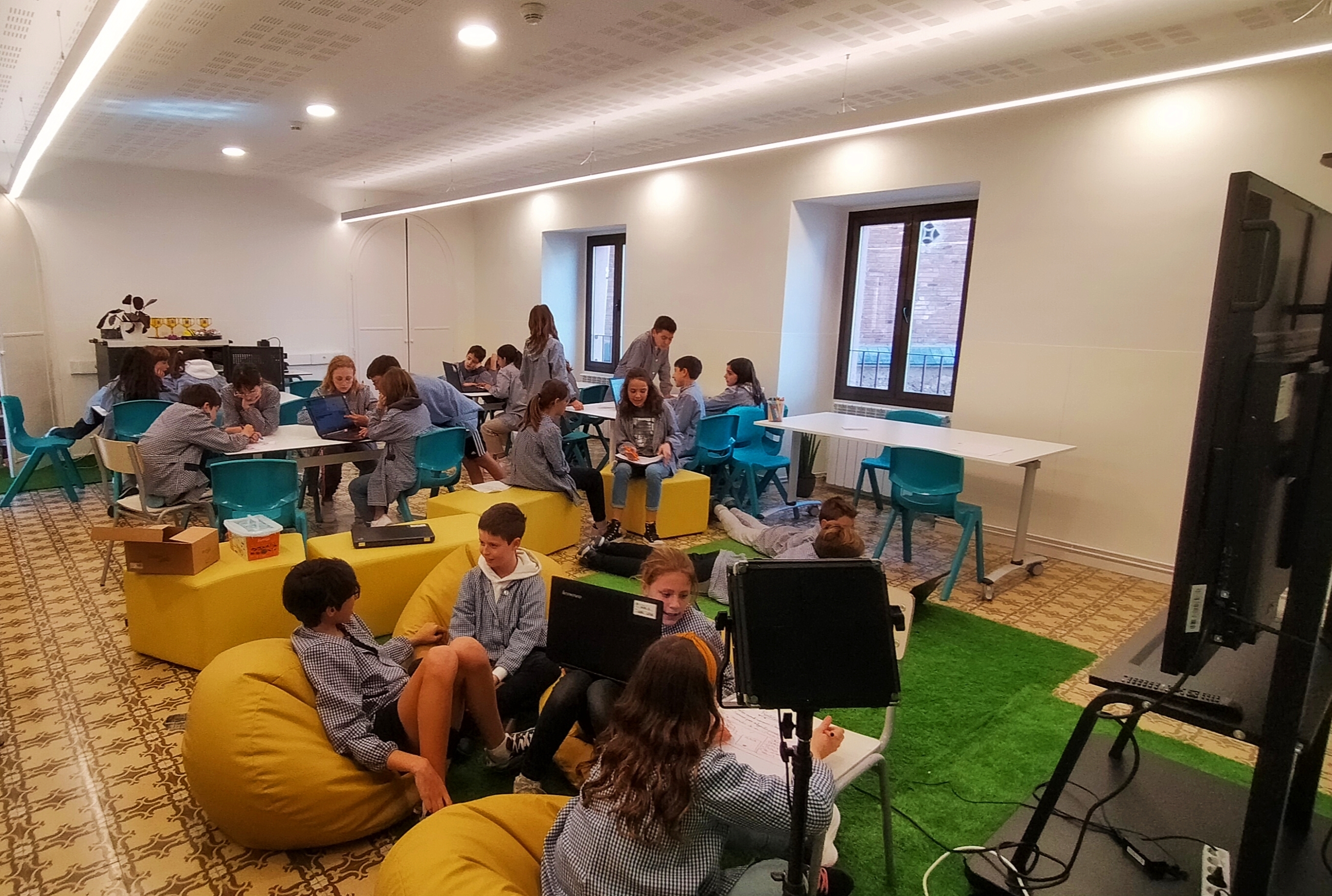 Lestonnac - Estudiantes trabajando en distintas zonas del Aula del Futuro