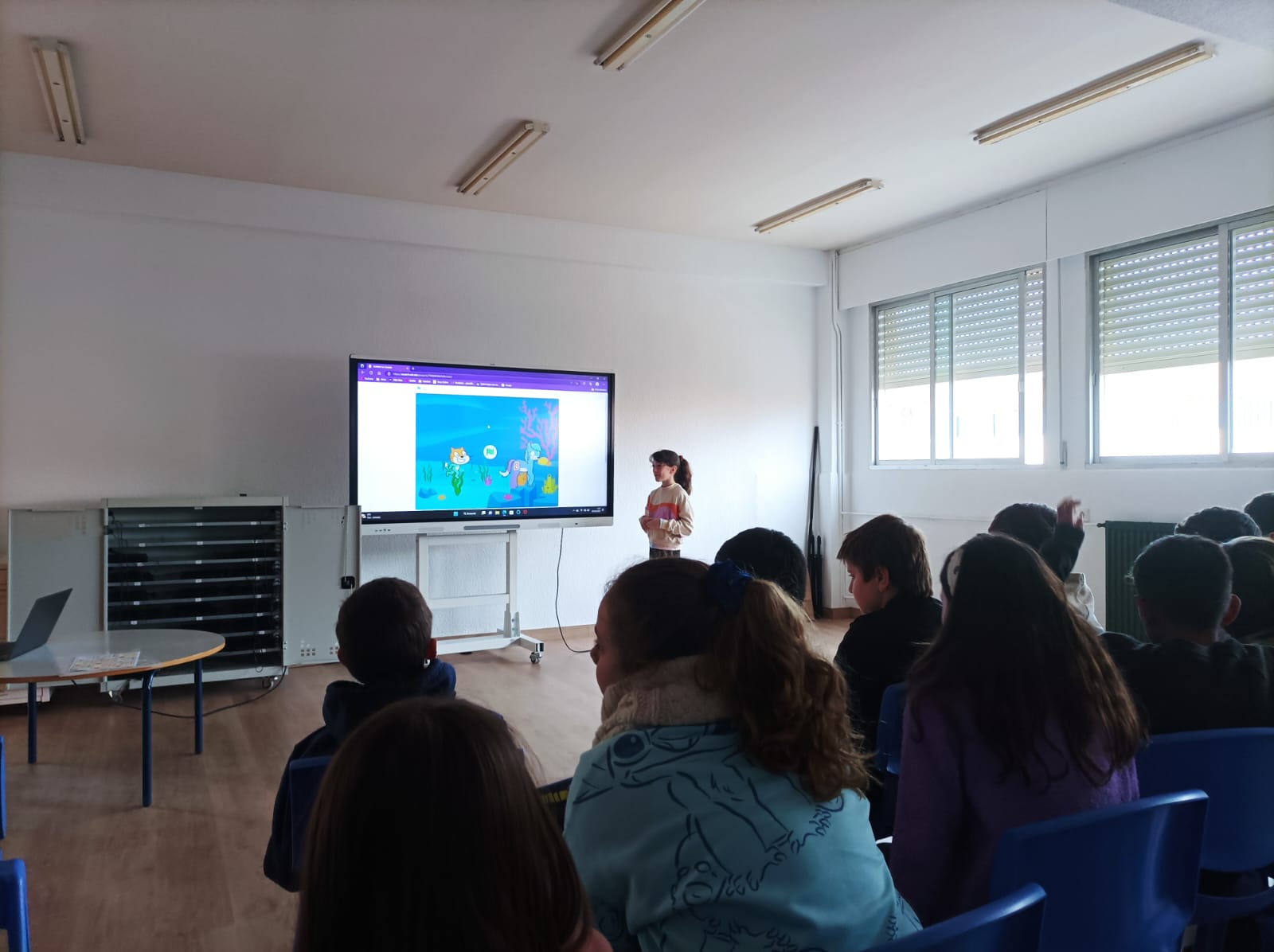 CEIP Padre Jerónimo - Alumna exponiendo su cuento hecho con Scratch con la PDI ante el grupo-clase