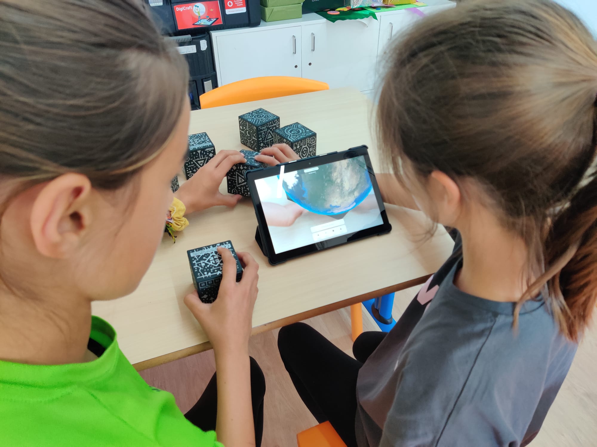 CEIP Padre Jerónimo - dos estudiantes utilizan Merge Cube para trabajar la realidad aumentada