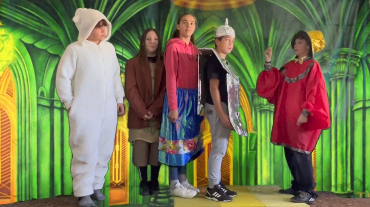 CEIP Padre Jerónimo - Grupo de 5 estudiantes grabando en croma para una obra de teatro