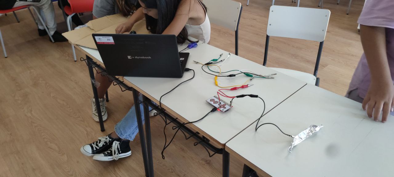 Dos alumnas creando material para programar con placas makey-makey