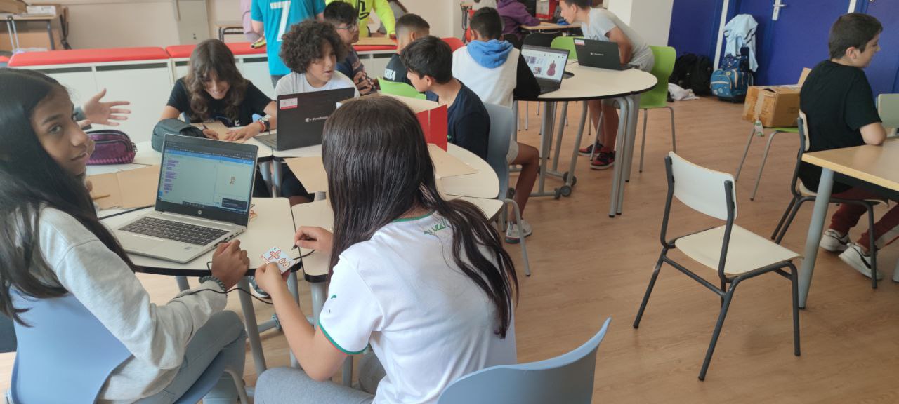 Grupos de estudiantes de Primaria en mesas reconfigurables por el AdF del CEIPS Martina García