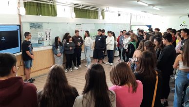 IES Bergidum Flavium - grupo de alumnos en una presentación en el AdF