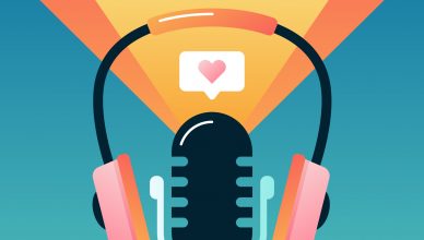 Micrófono y auriculares sobre los que se lee la palabra "pódcast".
