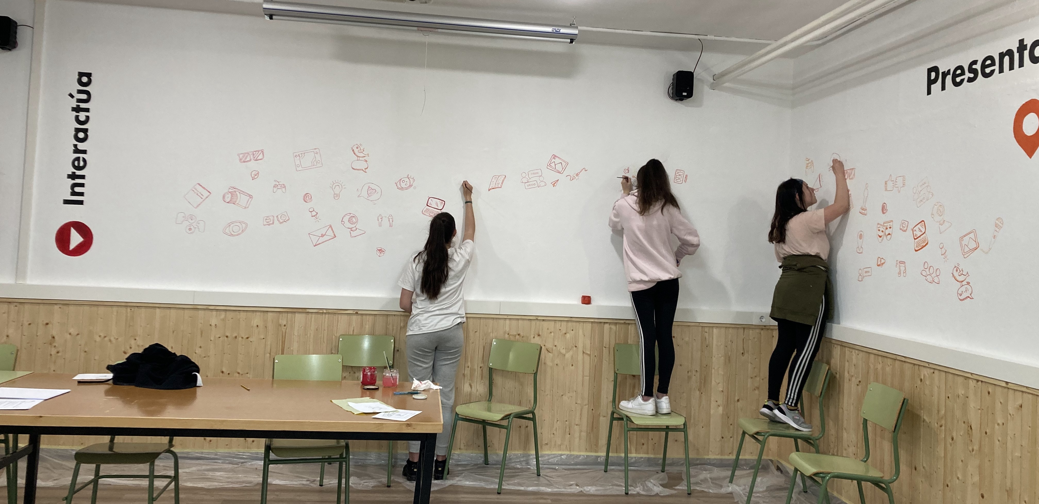 IES Bergidum Flavium - grupo de alumnas pintando las paredes del AdF