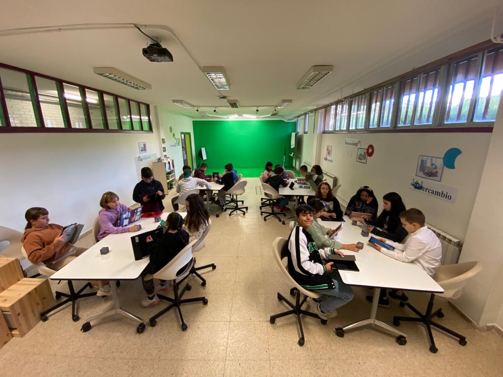 CEIP Maestra Plácida - alumnos en el Aula del Futuro