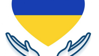 Manos bajo un corazón con la bandera de Ucrania