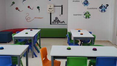 Aula con mesas para el aprendizaje cooperativo.