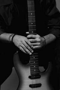 Sosteniendo una guitarra