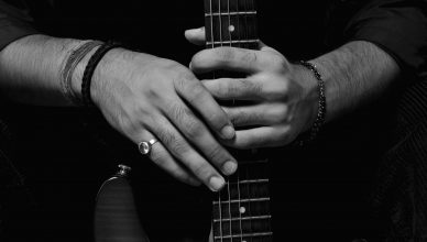Sosteniendo una guitarra