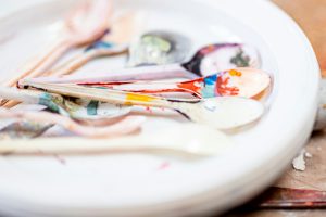 Paleta de colores con cucharas