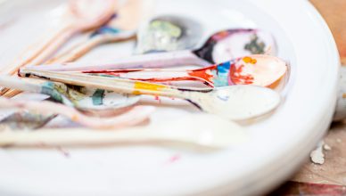 Paleta de colores con cucharas