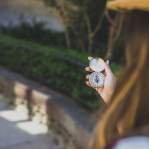 Mirar un reloj de bolsillo
