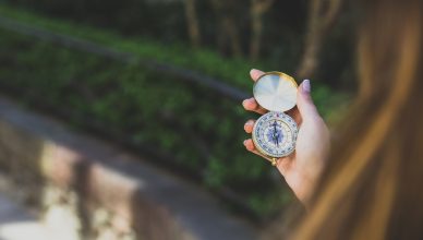 Mirar un reloj de bolsillo